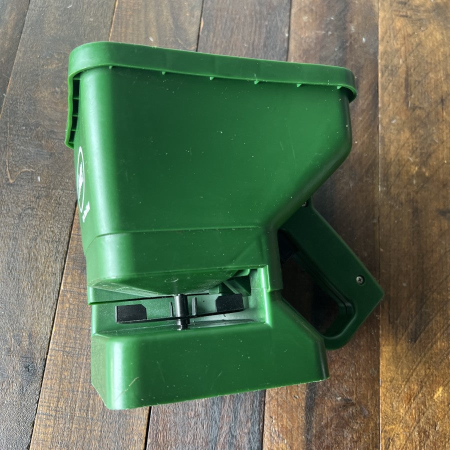 Scotts Scotts Handheld Spreader 71030 Gear Up