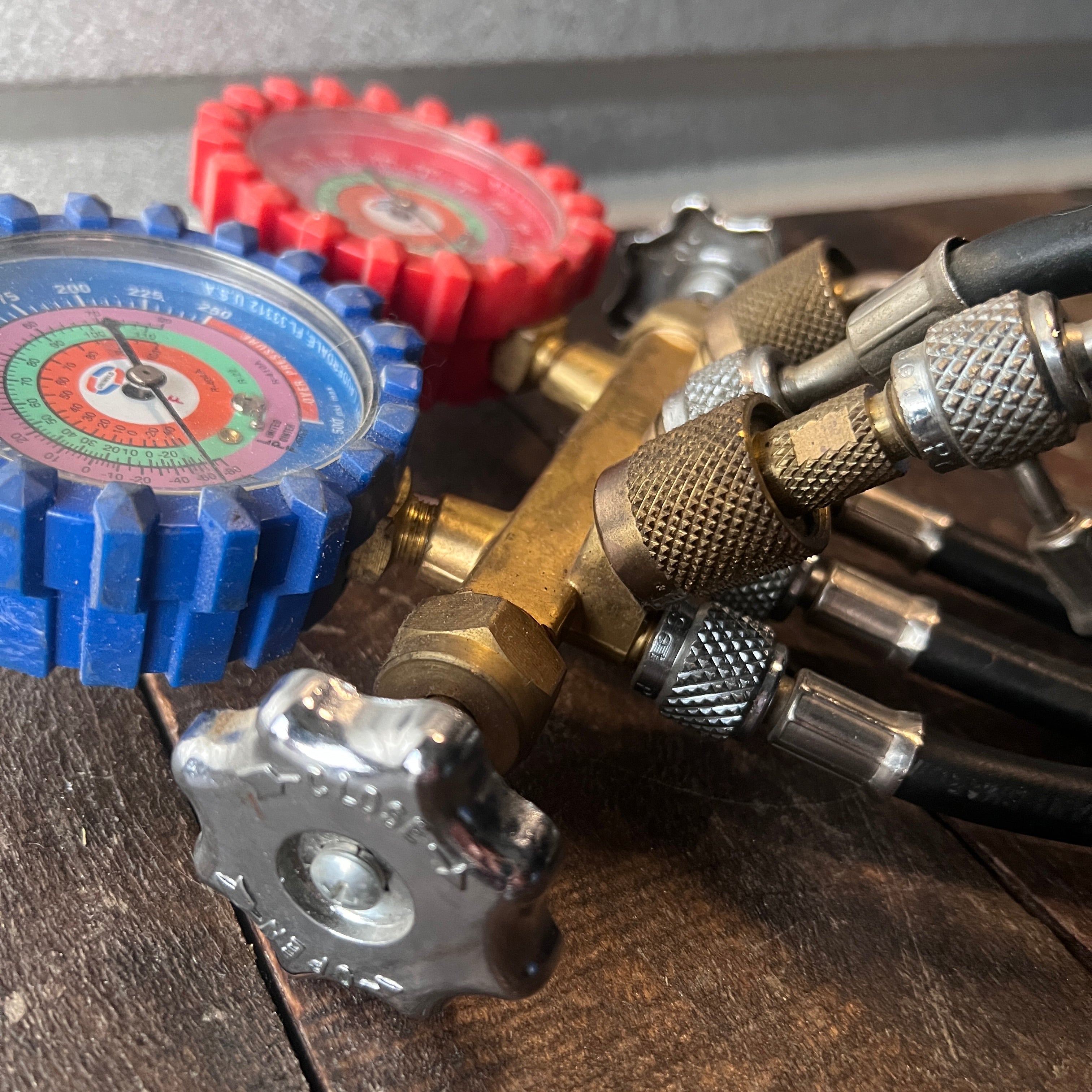 Uniweld Uniweld HVAC Manifold Gauge Set with Hoses with AC drain line cleaner Gear Up