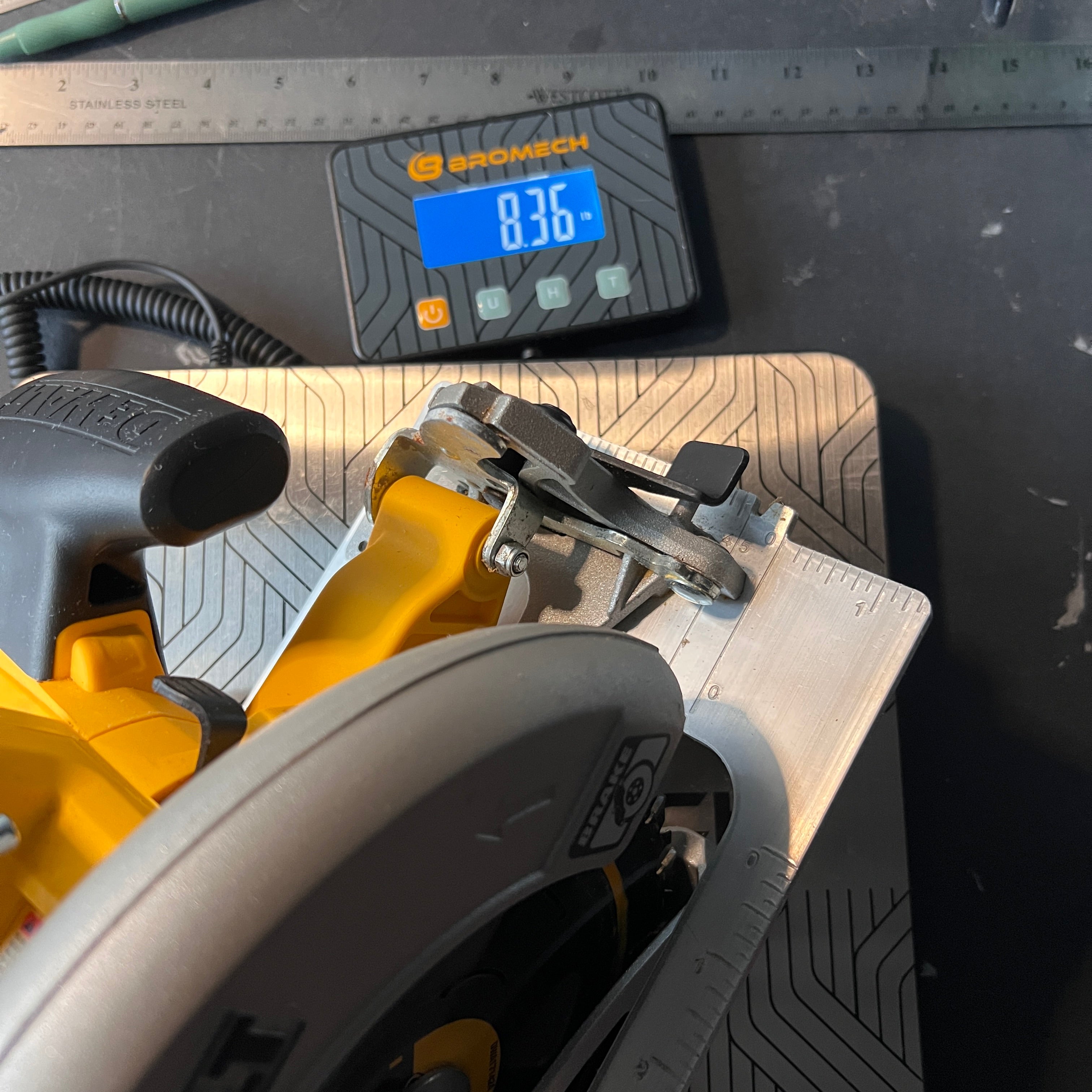 DeWalt DeWalt DCS570 7 1/4 Inch 20V MAX Cordless Circular Saw (Tool Only) Gear Up