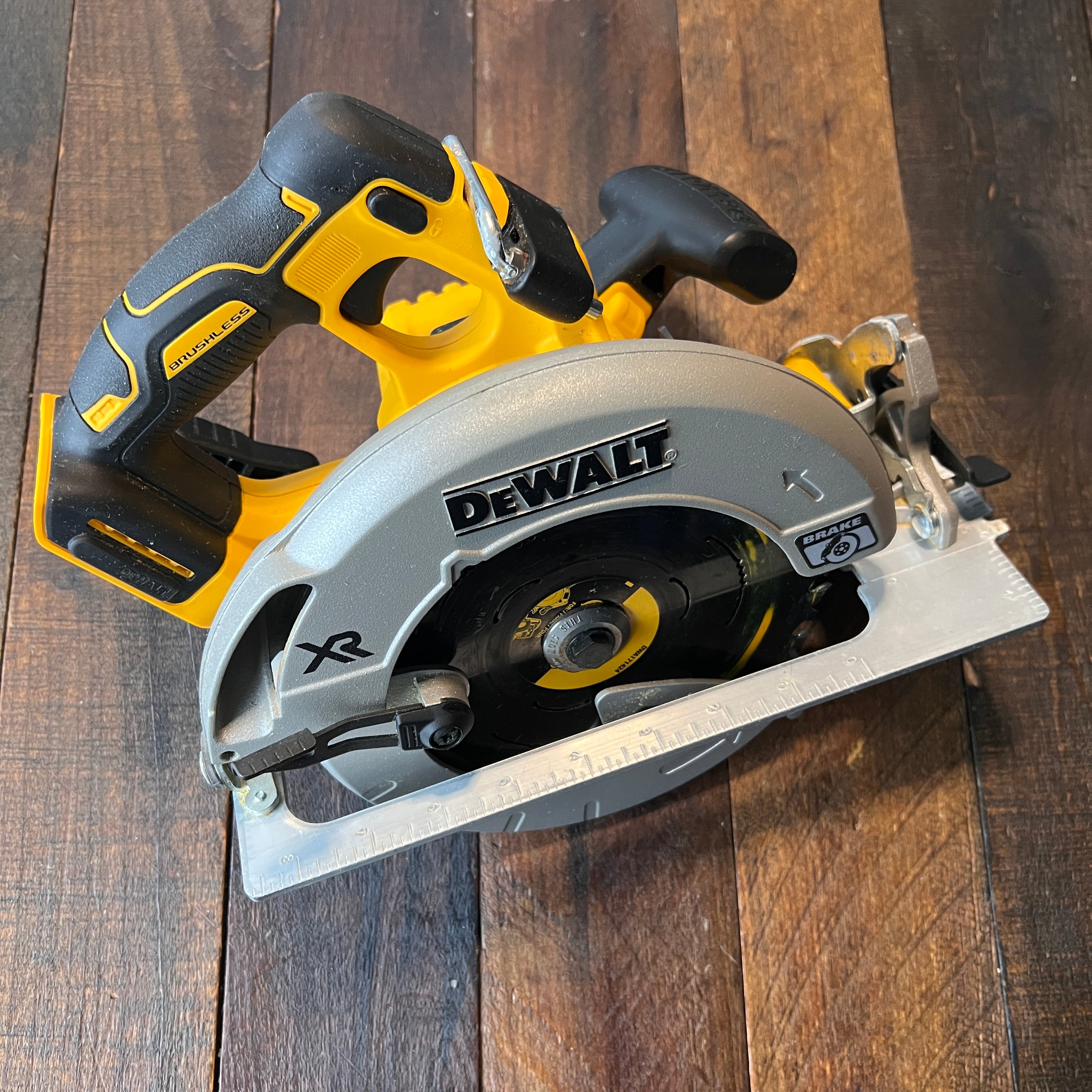 DeWalt DeWalt DCS570 7 1/4 Inch 20V MAX Cordless Circular Saw (Tool Only) Gear Up