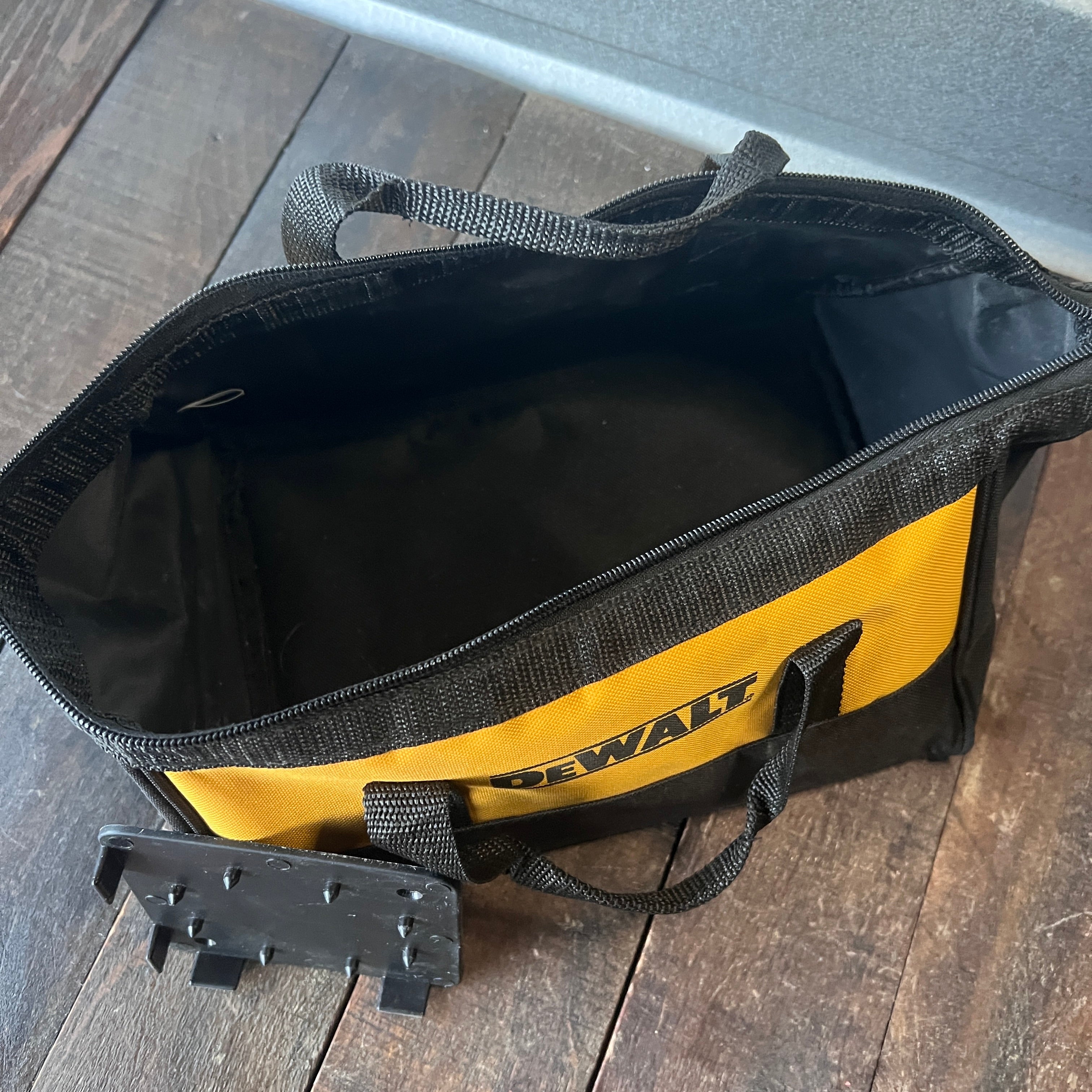 DeWalt DeWalt DWE6411 1/4 Sheet Palm Sander Kit with Bag and 10 Sanding Sheets Gear Up