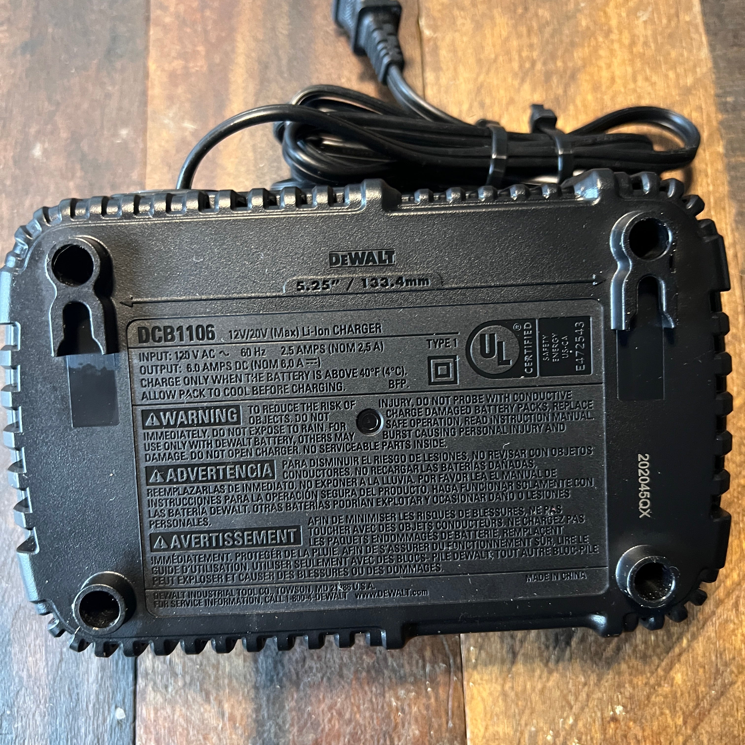 DeWalt DeWalt DCB1106 6 Amp 12V 20V Max Lithium Ion Battery Charger Gear Up