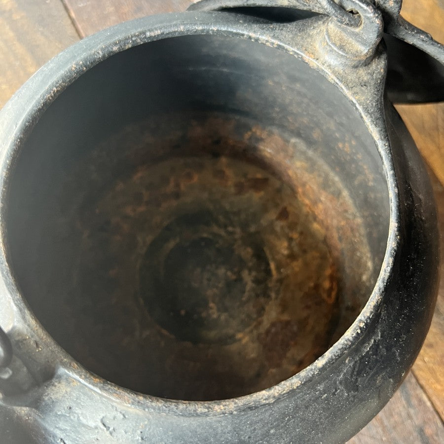Other GF Filley Size 8 Gate Marked Flat Bottom Cast Iron Kettle Gear Up