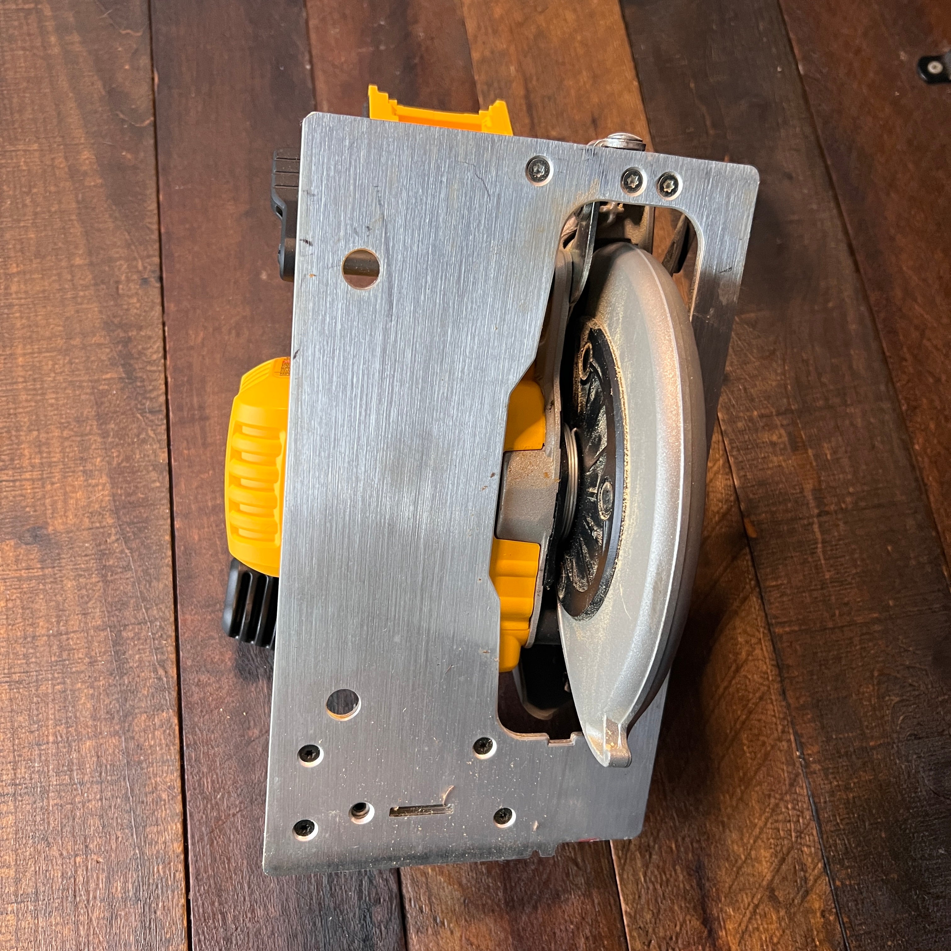 DeWalt DeWalt DCS570 7 1/4 Inch 20V MAX Cordless Circular Saw (Tool Only) Gear Up