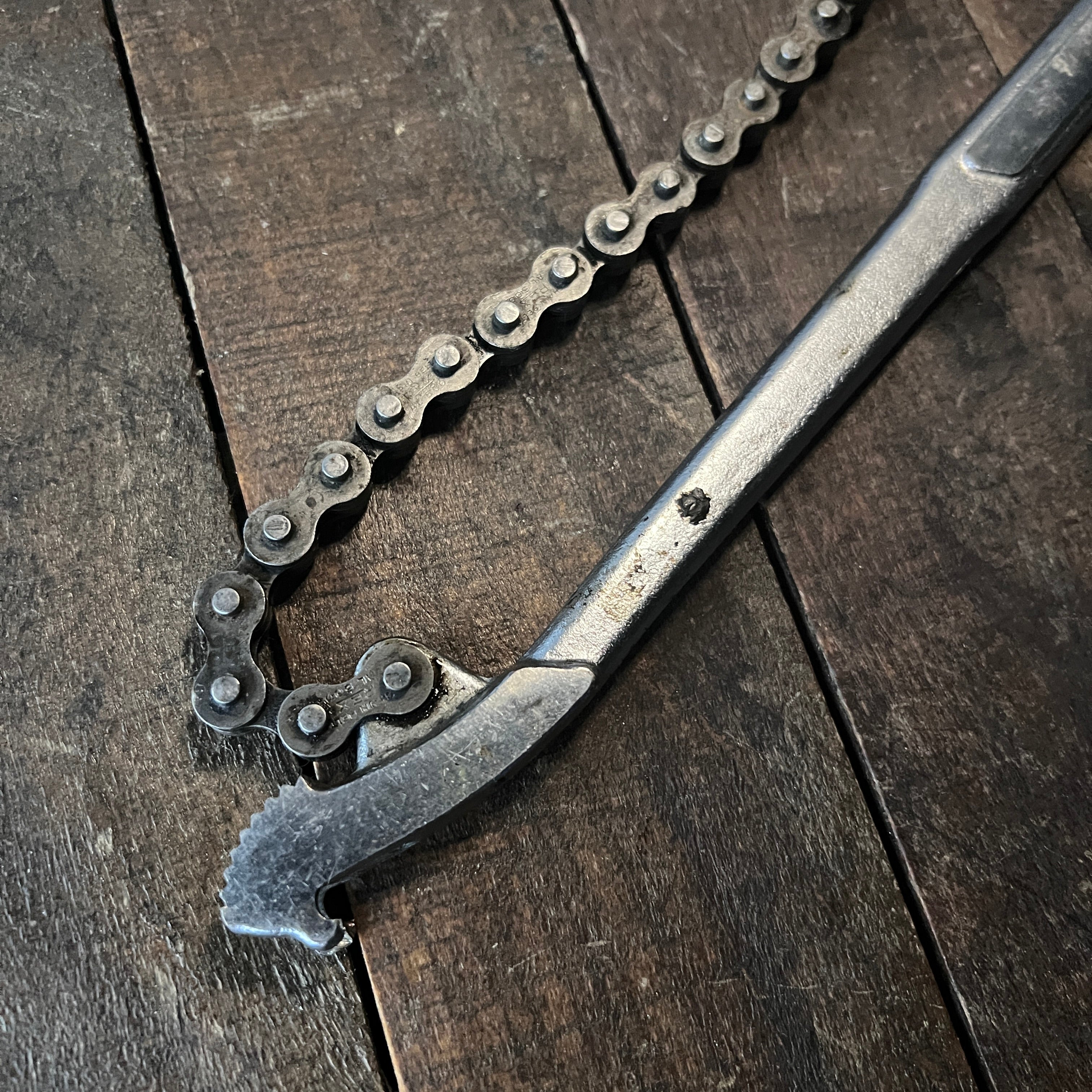 Unknown Heavy Duty Chain Pipe Wrench for Plumbing and Automotive Use