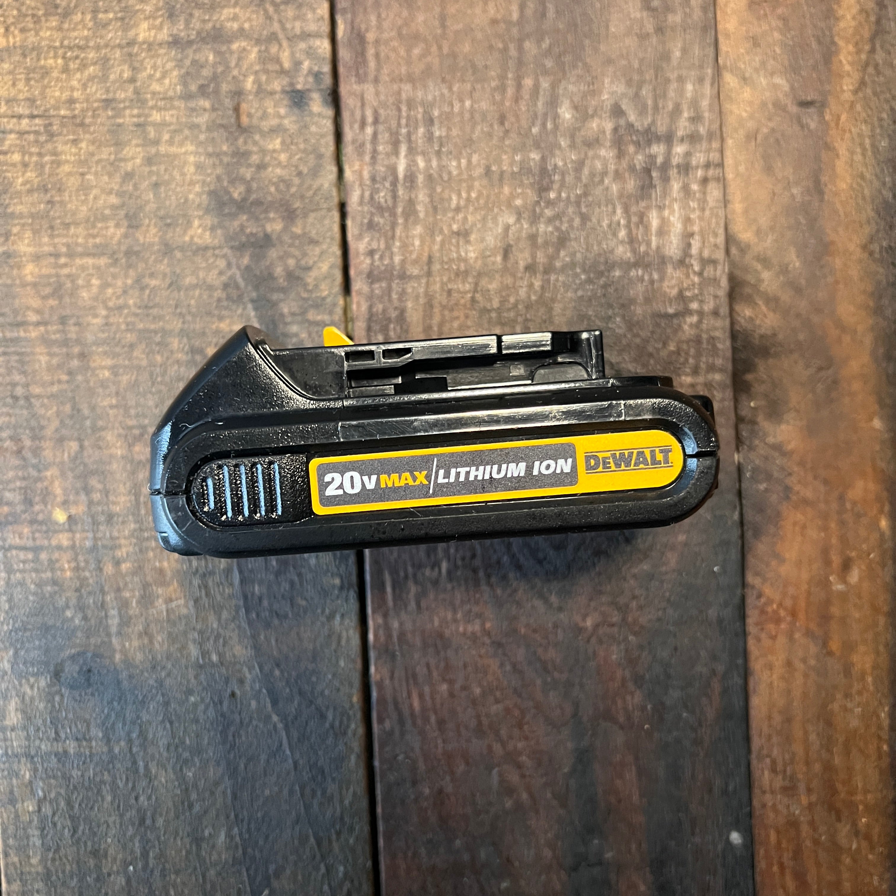 DeWalt DeWalt DCB201 20V MAX 1.5Ah Lithium Ion Battery Pack Gear Up