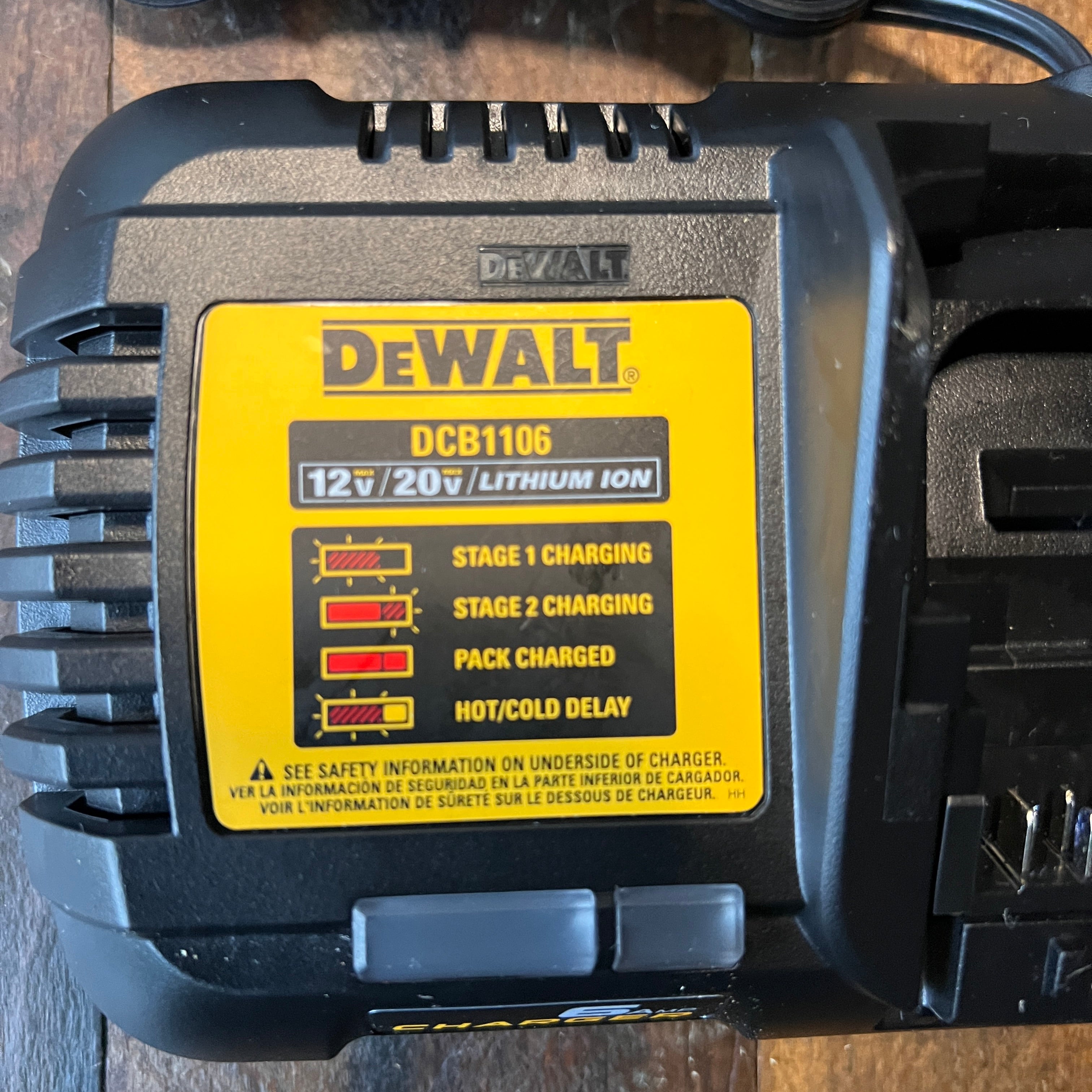 DeWalt DeWalt DCB1106 6 Amp 12V 20V Max Lithium Ion Battery Charger Gear Up