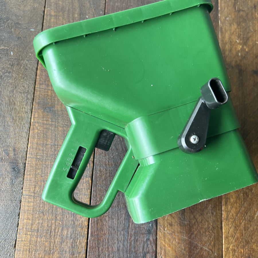 Scotts Scotts Handheld Spreader 71030 Gear Up