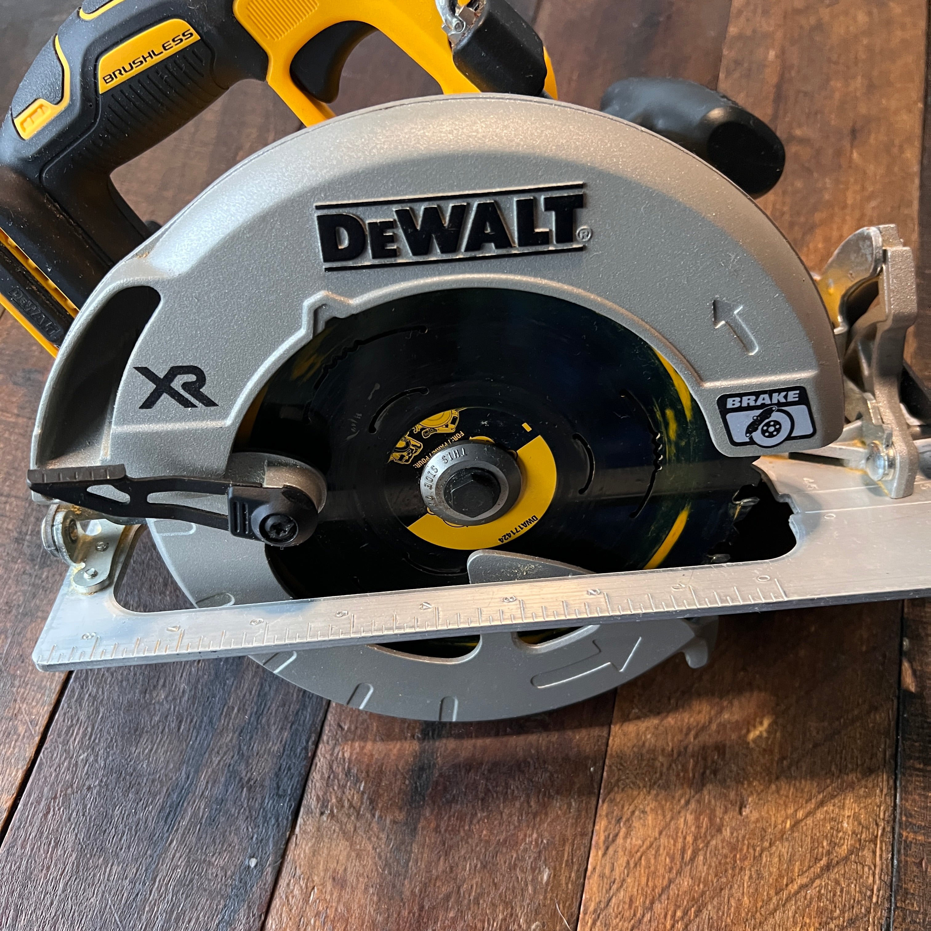 DeWalt DeWalt DCS570 7 1/4 Inch 20V MAX Cordless Circular Saw (Tool Only) Gear Up