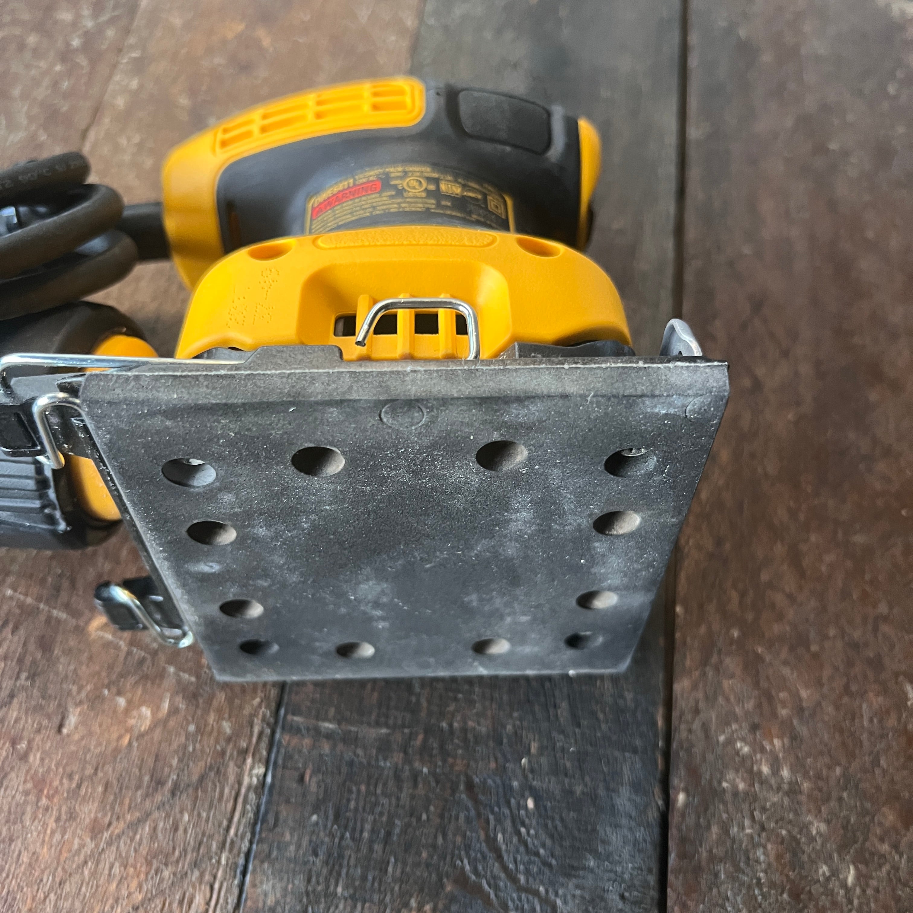 DeWalt DeWalt DWE6411 1/4 Sheet Palm Sander Kit with Bag and 10 Sanding Sheets Gear Up