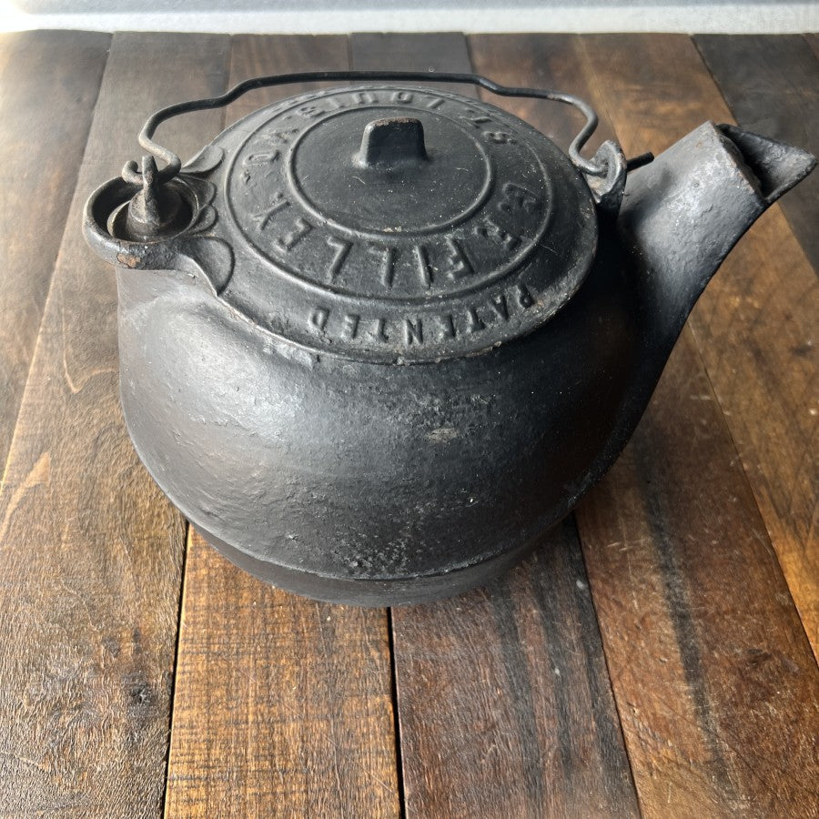 Other GF Filley Size 8 Gate Marked Flat Bottom Cast Iron Kettle Gear Up