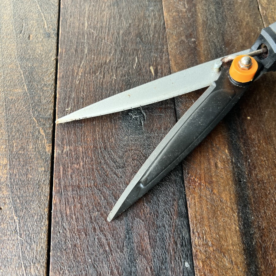 Fiskars Fiskars ShearEase 5 in. Steel Blade Grass Shears Gear Up