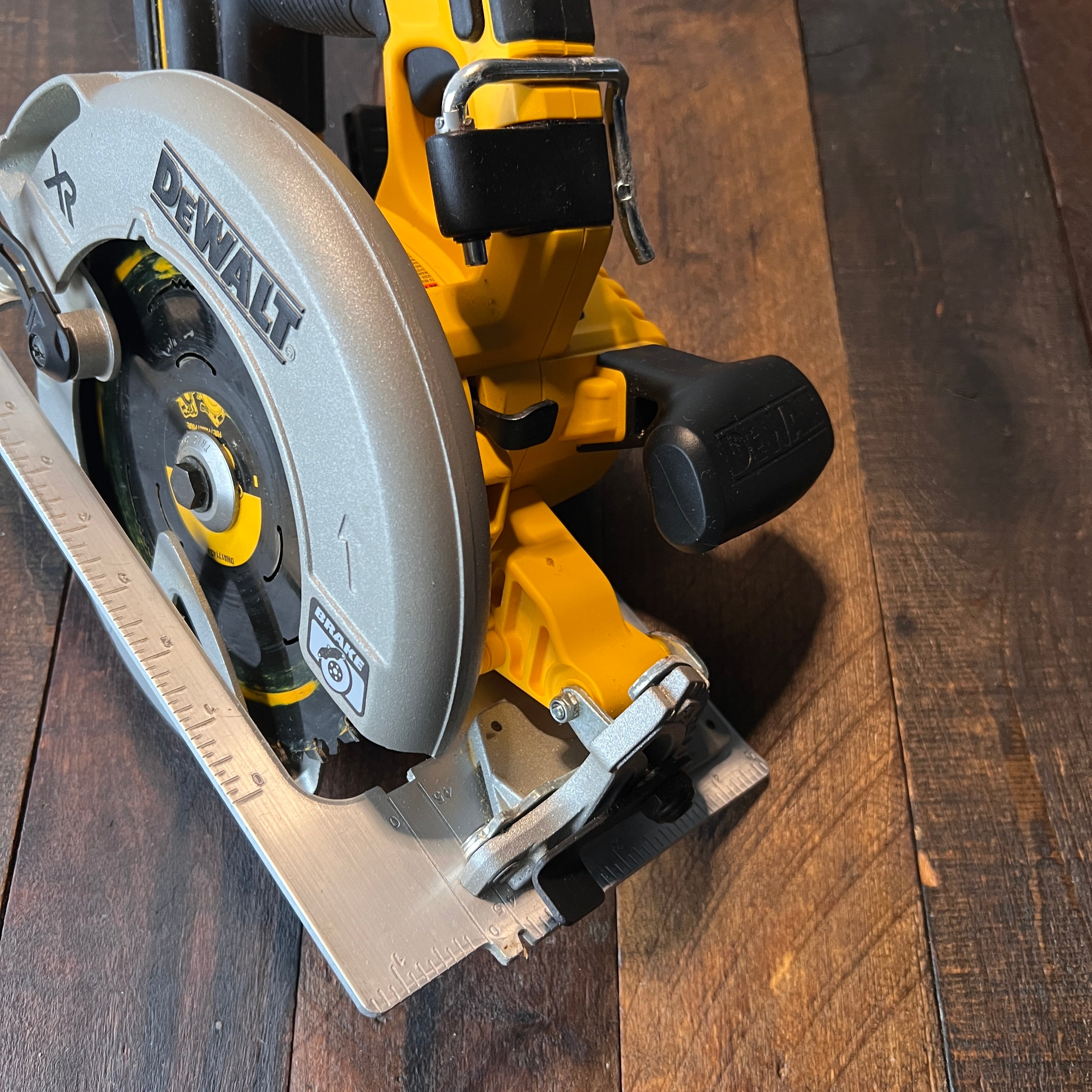 DeWalt DeWalt DCS570 7 1/4 Inch 20V MAX Cordless Circular Saw (Tool Only) Gear Up