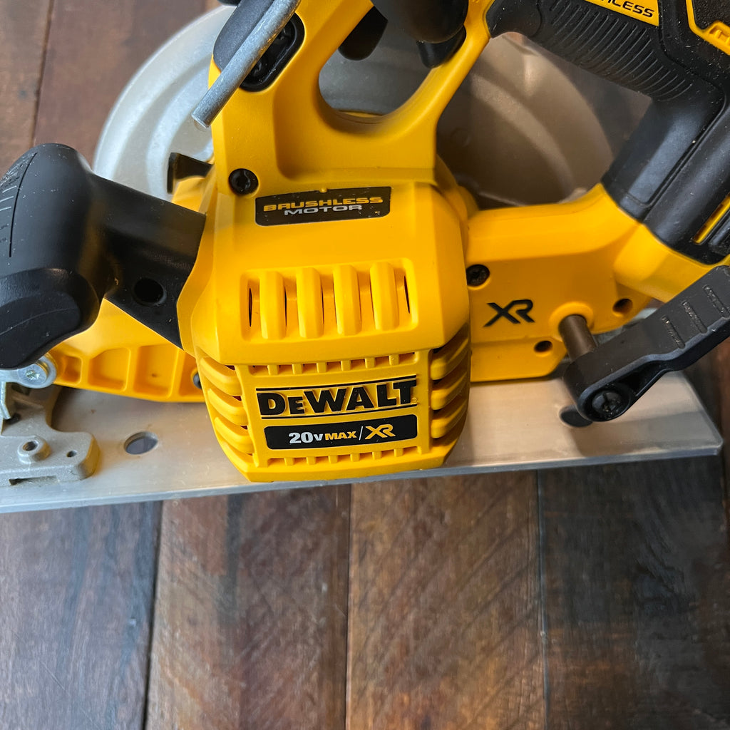 DeWalt DeWalt DCS570 7 1/4 Inch 20V MAX Cordless Circular Saw (Tool Only) Gear Up