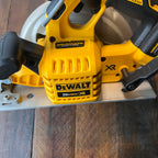 DeWalt DeWalt DCS570 7 1/4 Inch 20V MAX Cordless Circular Saw (Tool Only) Gear Up
