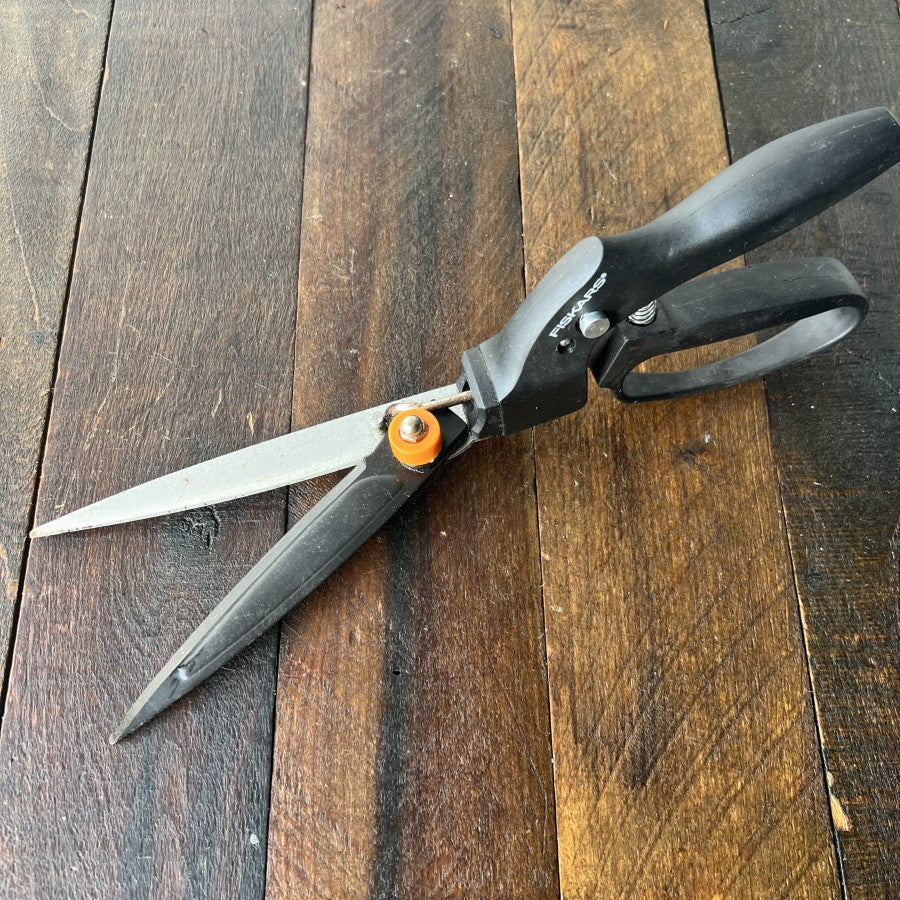 Fiskars Fiskars ShearEase 5 in. Steel Blade Grass Shears Gear Up