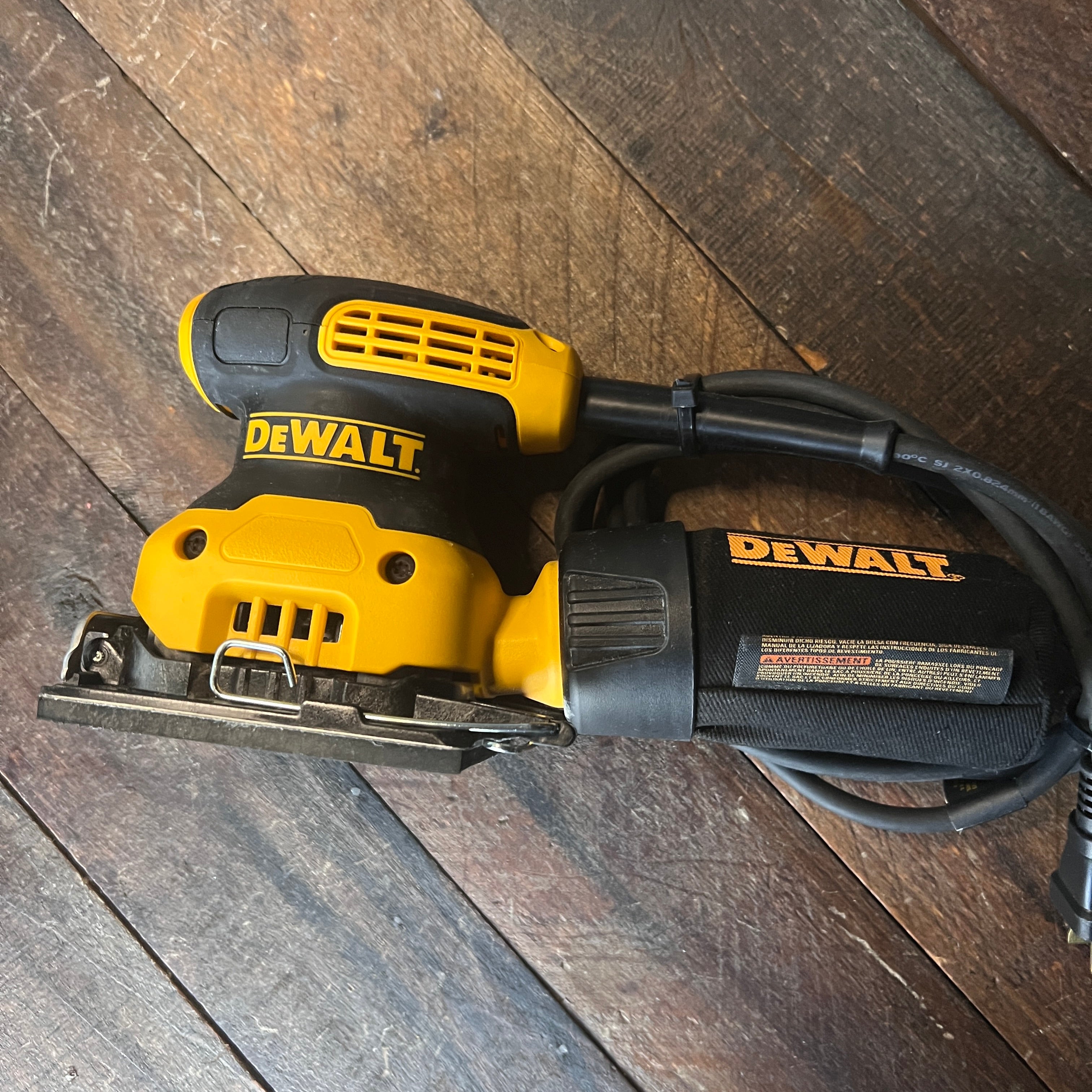 DeWalt DeWalt DWE6411 1/4 Sheet Palm Sander Kit with Bag and 10 Sanding Sheets Gear Up