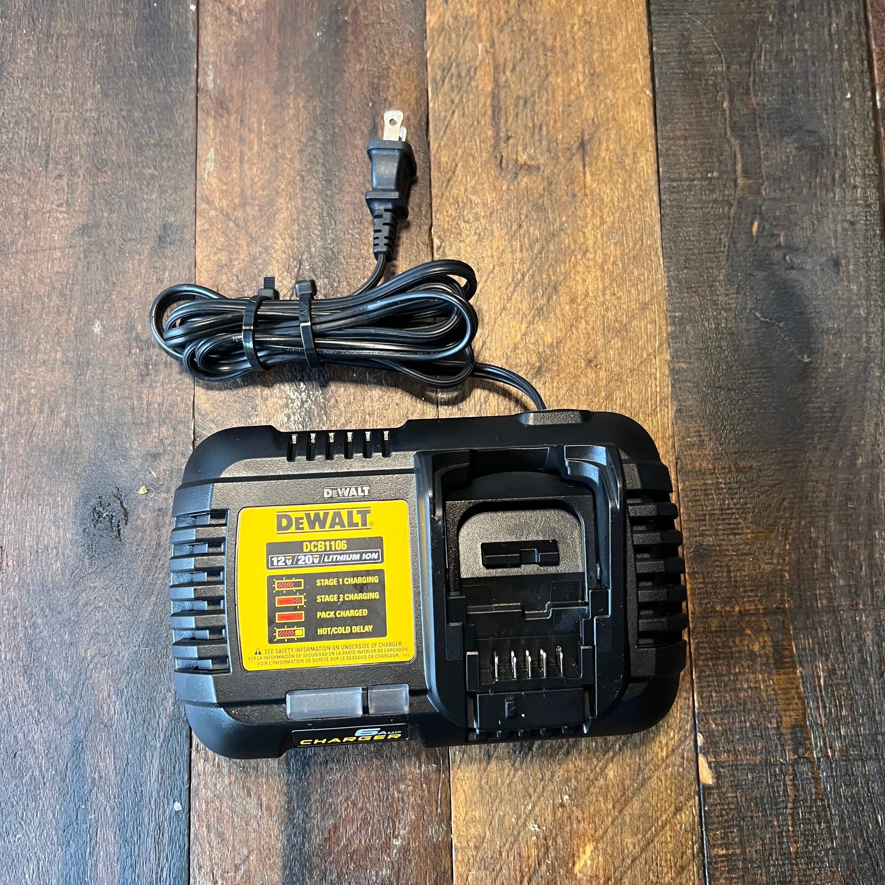 DeWalt DeWalt DCB1106 6 Amp 12V 20V Max Lithium Ion Battery Charger Gear Up