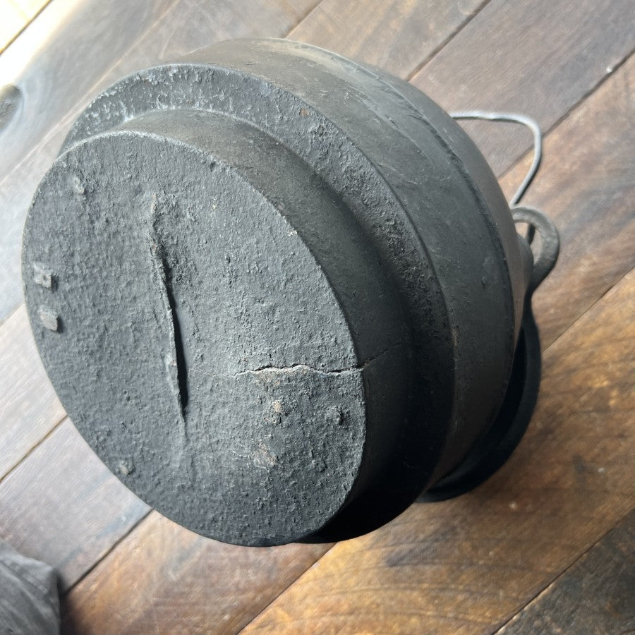 Other GF Filley Size 8 Gate Marked Flat Bottom Cast Iron Kettle Gear Up