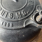 Other GF Filley Size 8 Gate Marked Flat Bottom Cast Iron Kettle Gear Up