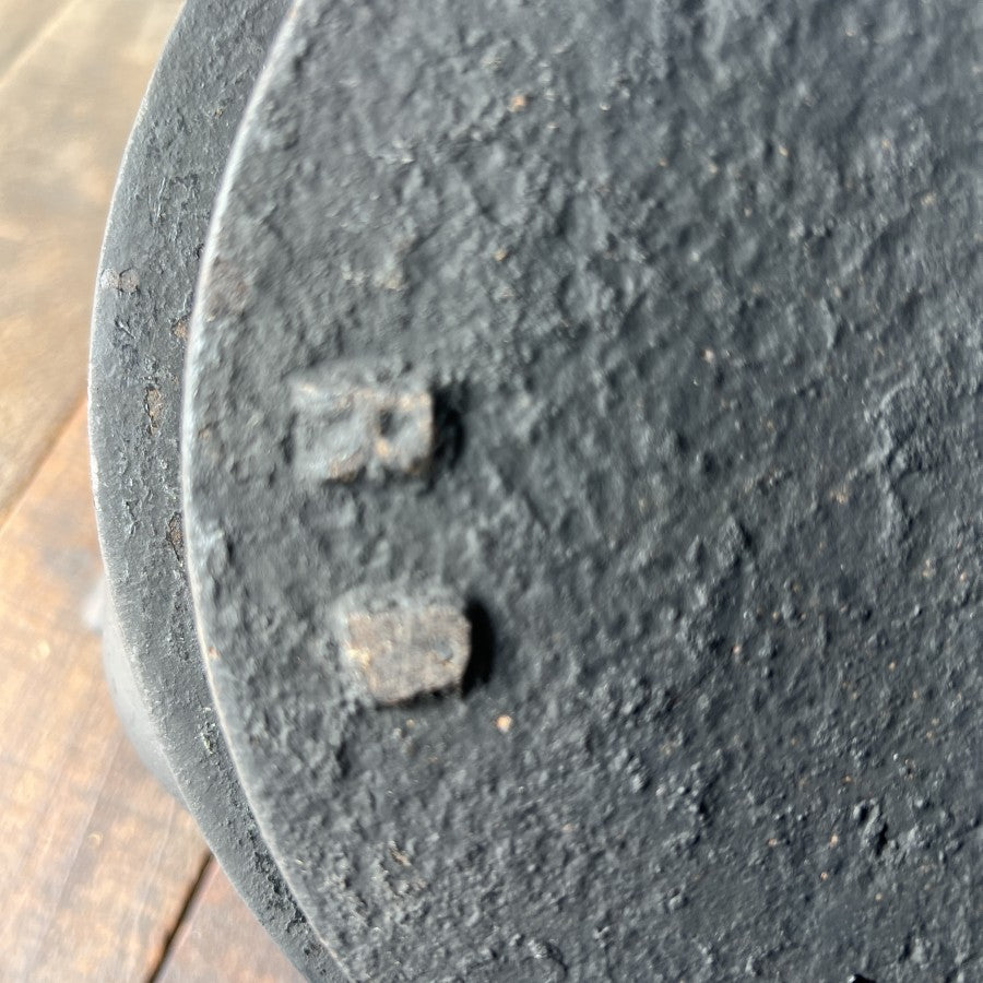 Other GF Filley Size 8 Gate Marked Flat Bottom Cast Iron Kettle Gear Up