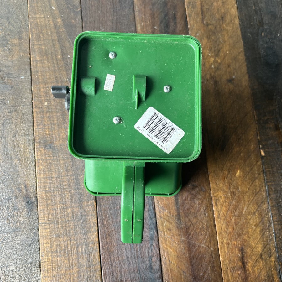 Scotts Scotts Handheld Spreader 71030 Gear Up
