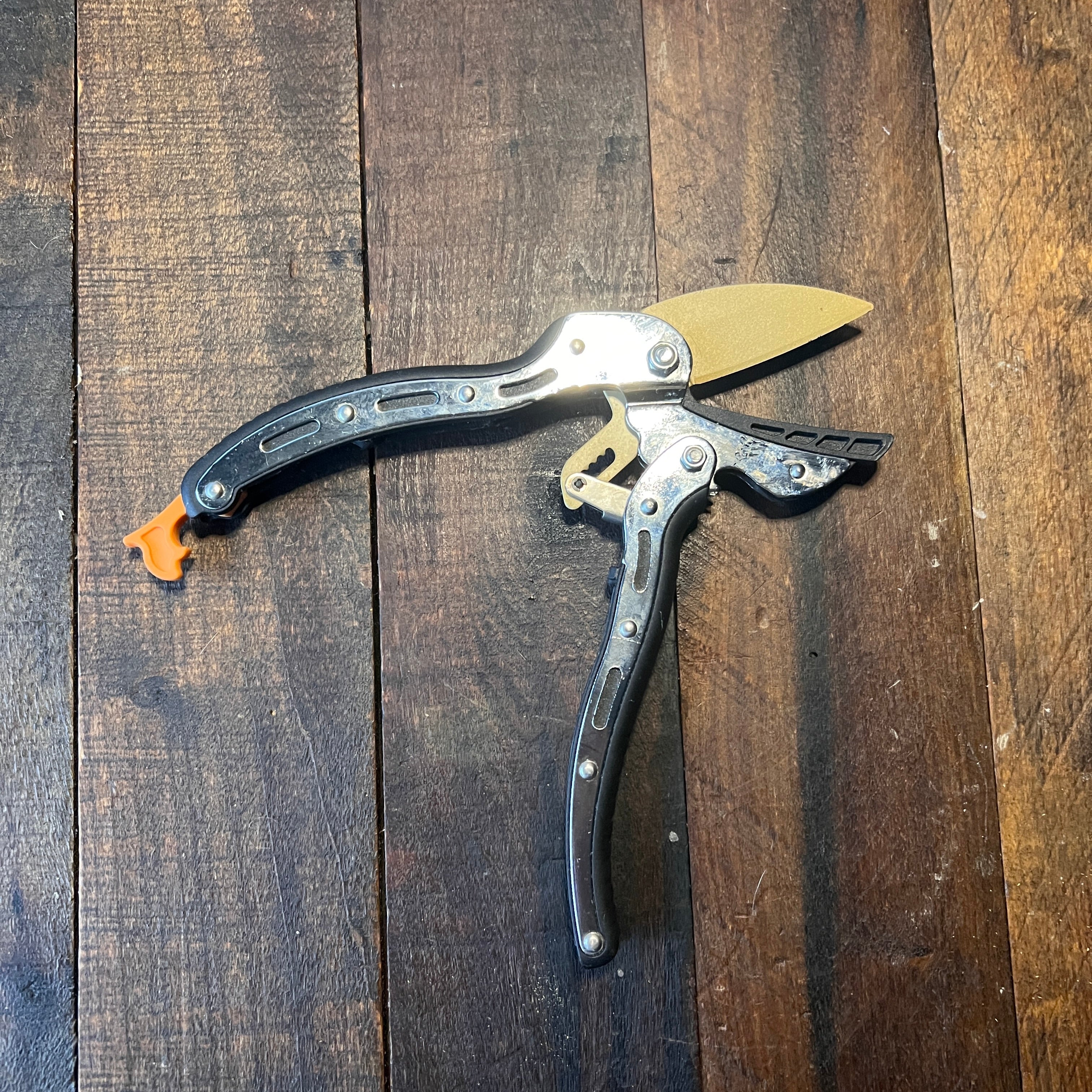 Fiskars Fiskars PowerGear Titanium Bypass Pruner Gear Up