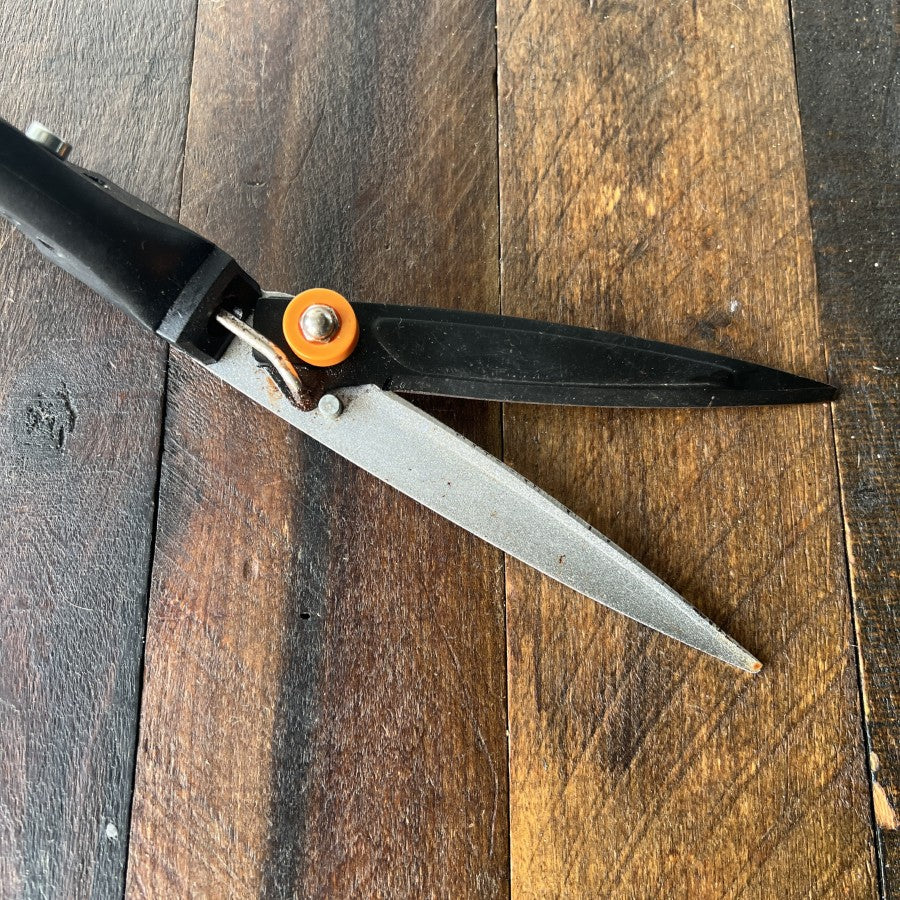 Fiskars Fiskars ShearEase 5 in. Steel Blade Grass Shears Gear Up