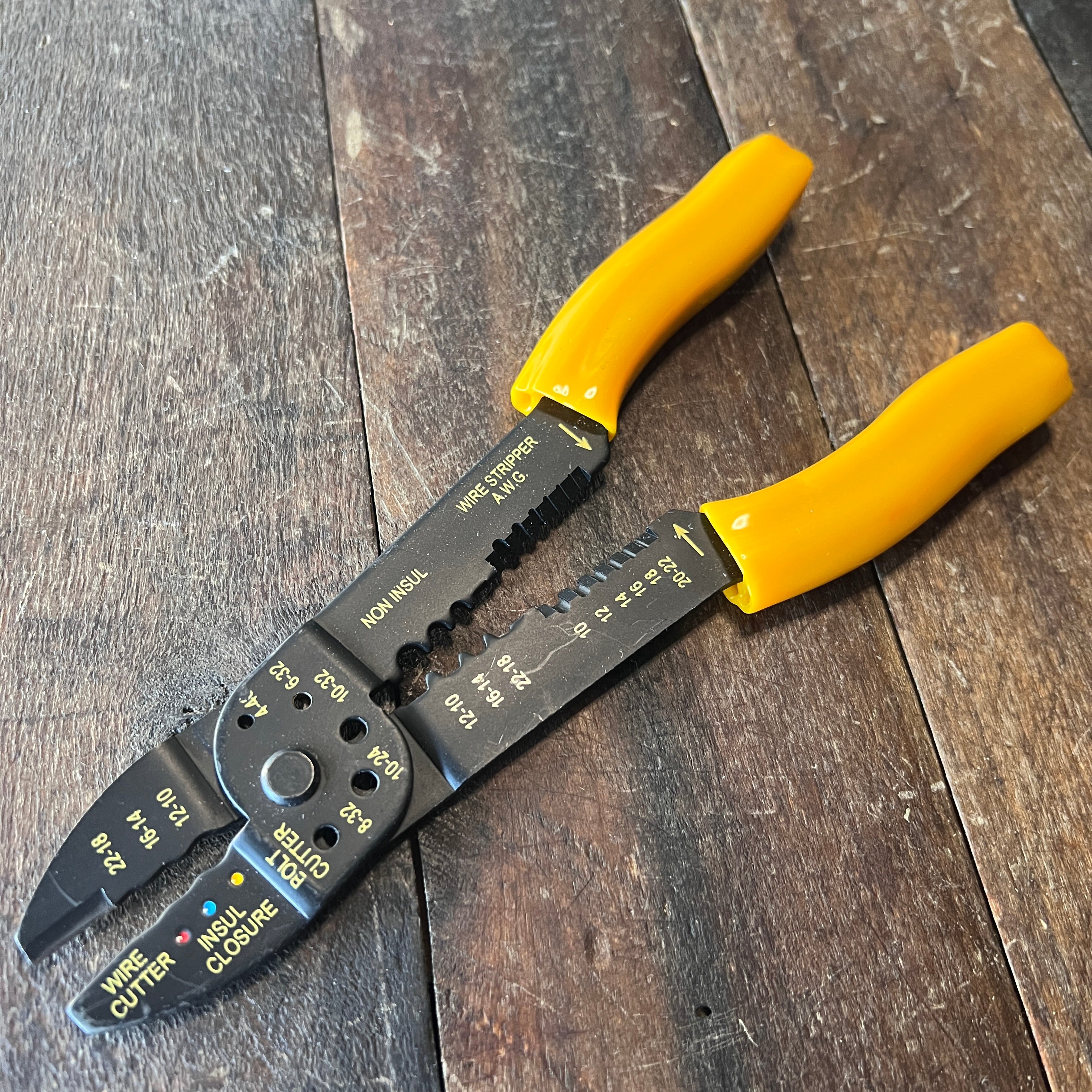 Unknown Multi-Function Wire Stripper Crimper and Bolt Cutter Tool
