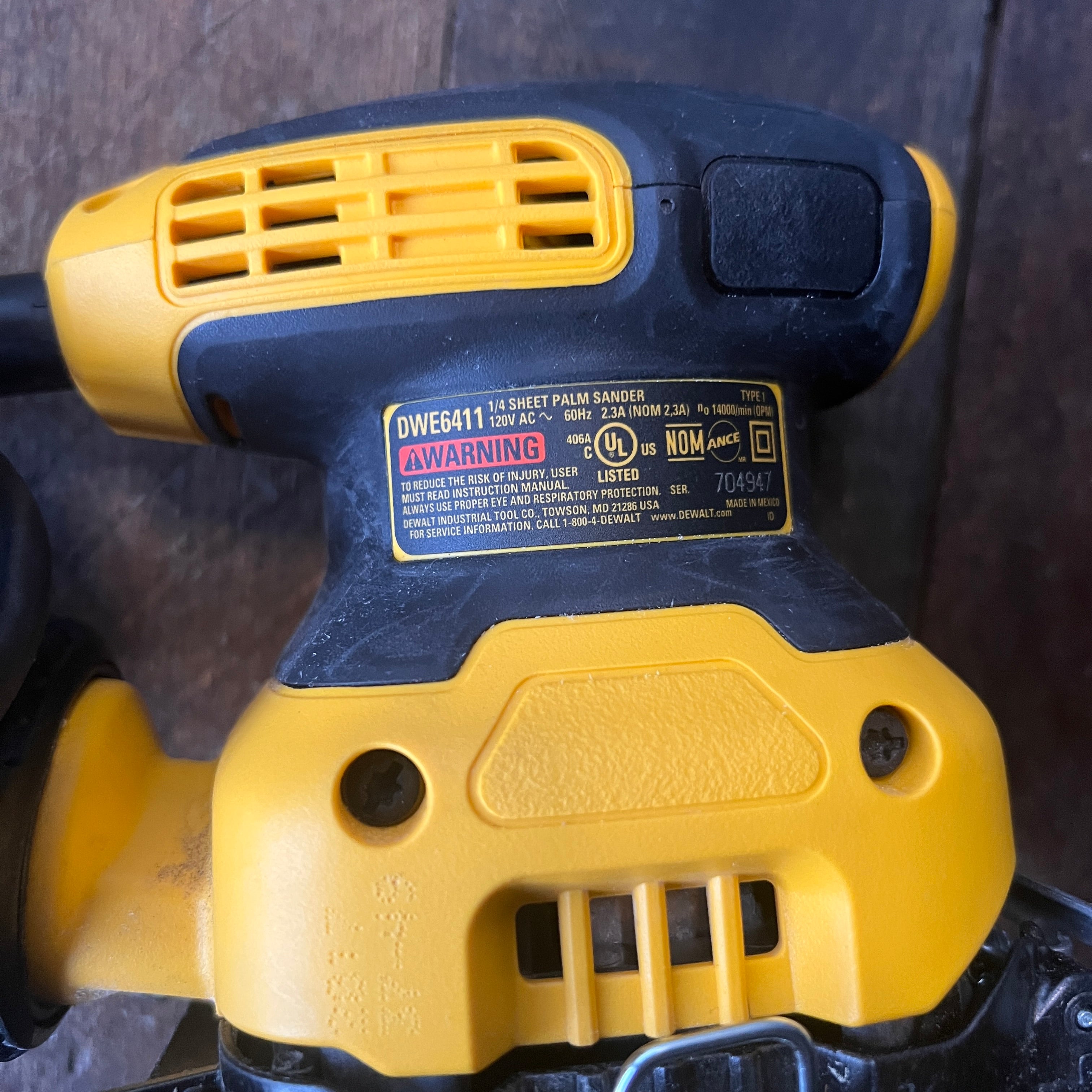 DeWalt DeWalt DWE6411 1/4 Sheet Palm Sander Kit with Bag and 10 Sanding Sheets Gear Up