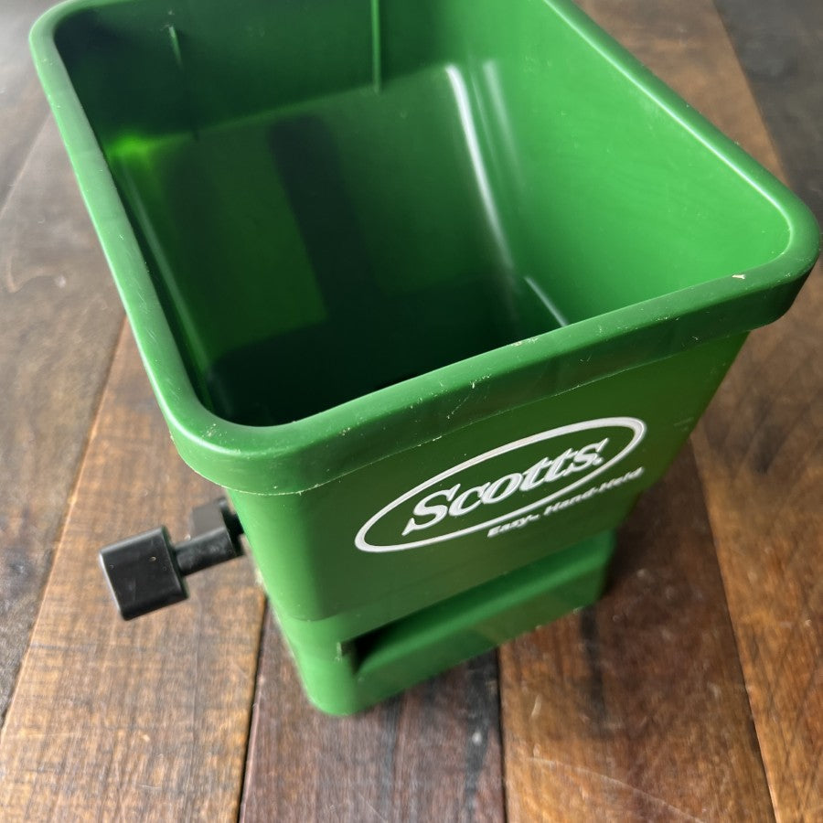Scotts Scotts Handheld Spreader 71030 Gear Up